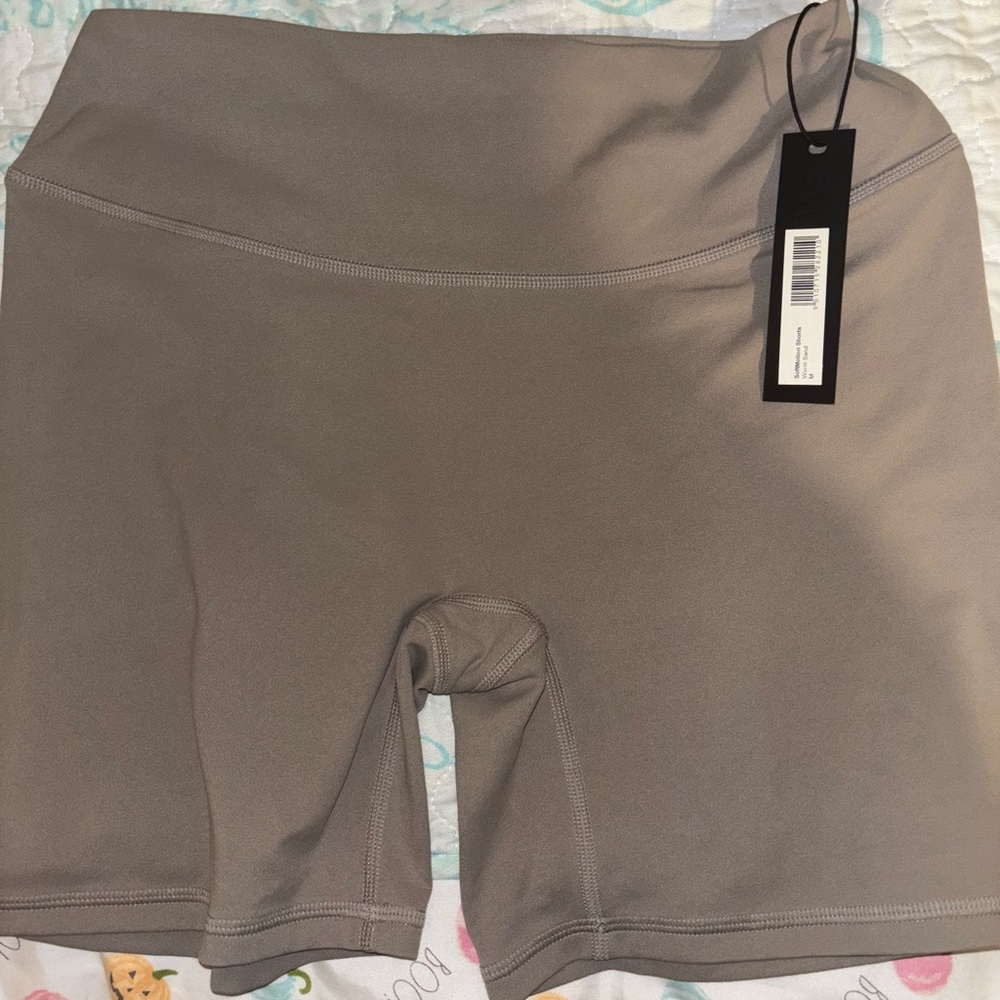 Soft motion 6inch shorts warm sand size medium